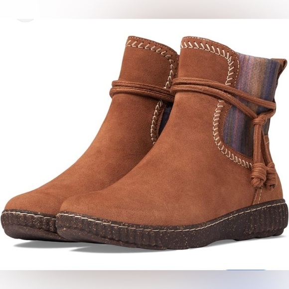 Clarks Shoes - Clarks Caroline Lily boots suede size 6 side zipper closure